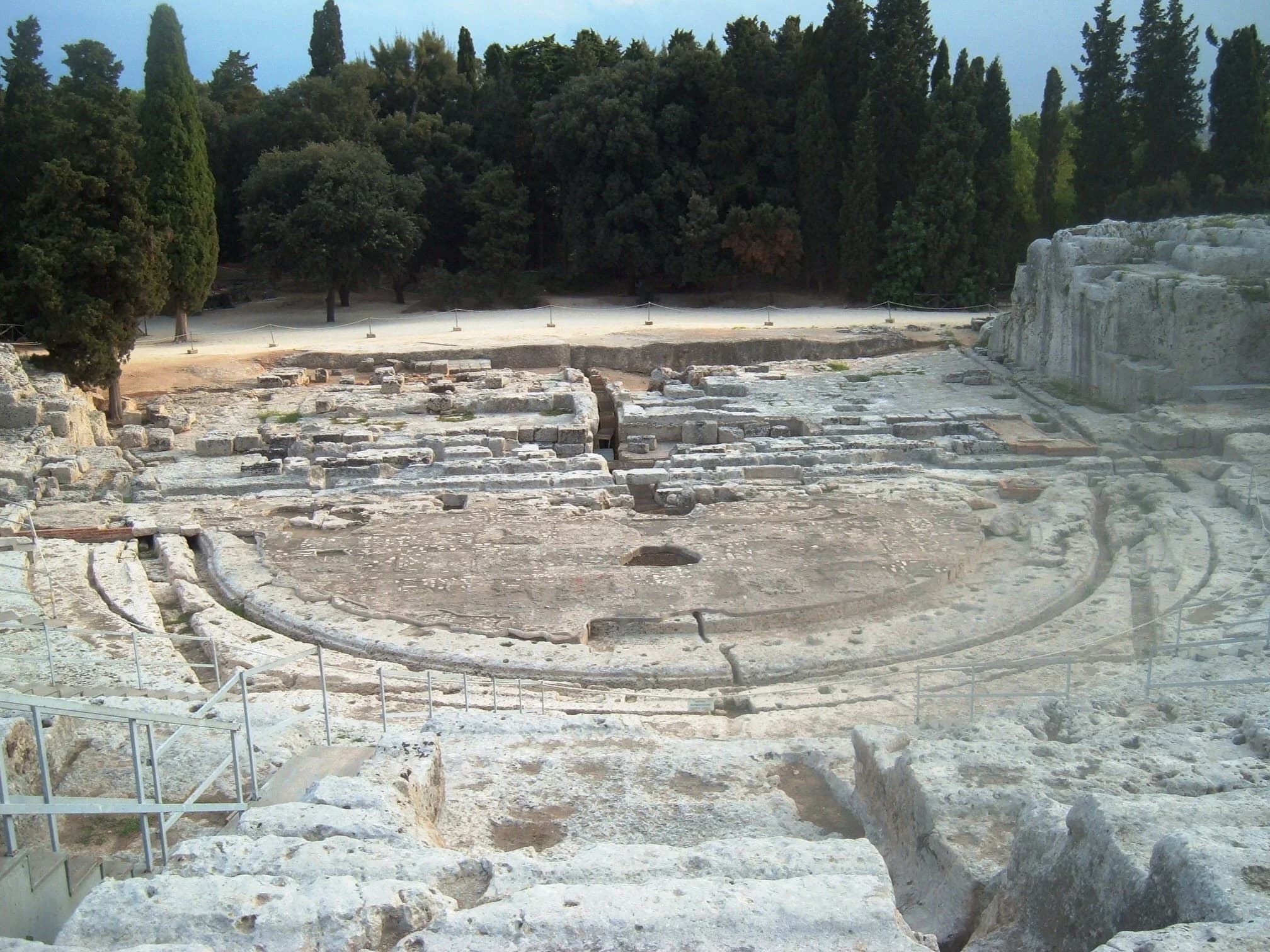 Le gradinate in pietra del Teatro Greco di Siracusa.