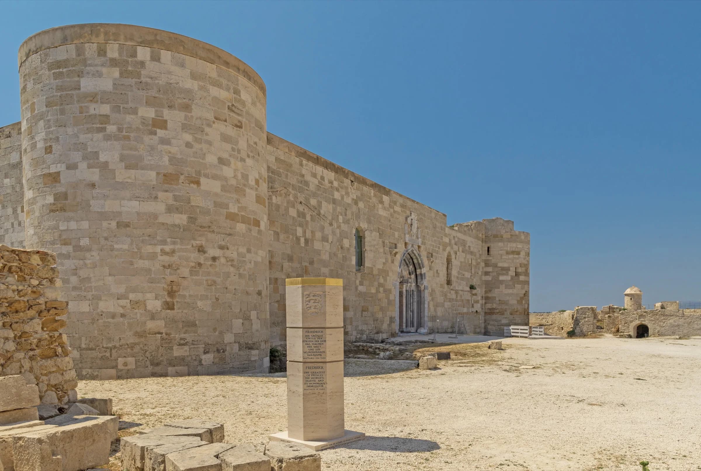 Le mura e l’ingresso del Castello Maniace.
